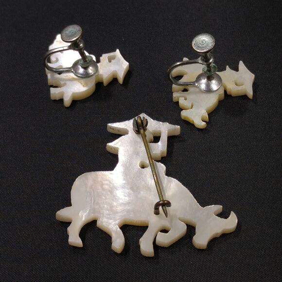 Vintage Carved Mother of Pearl Brooch & Earrings, Asian Design, 1940s - Picture 10 of 10